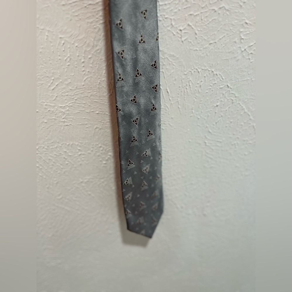 Chanel Silk Shiny Gray Triangle Patterned Men's Tie Beautiful! - Picture 7 of 8